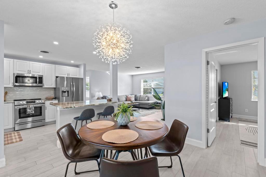 Jensen Beach Home with Heated Pool Near Downtown & Beaches - B&B Jensen Beach