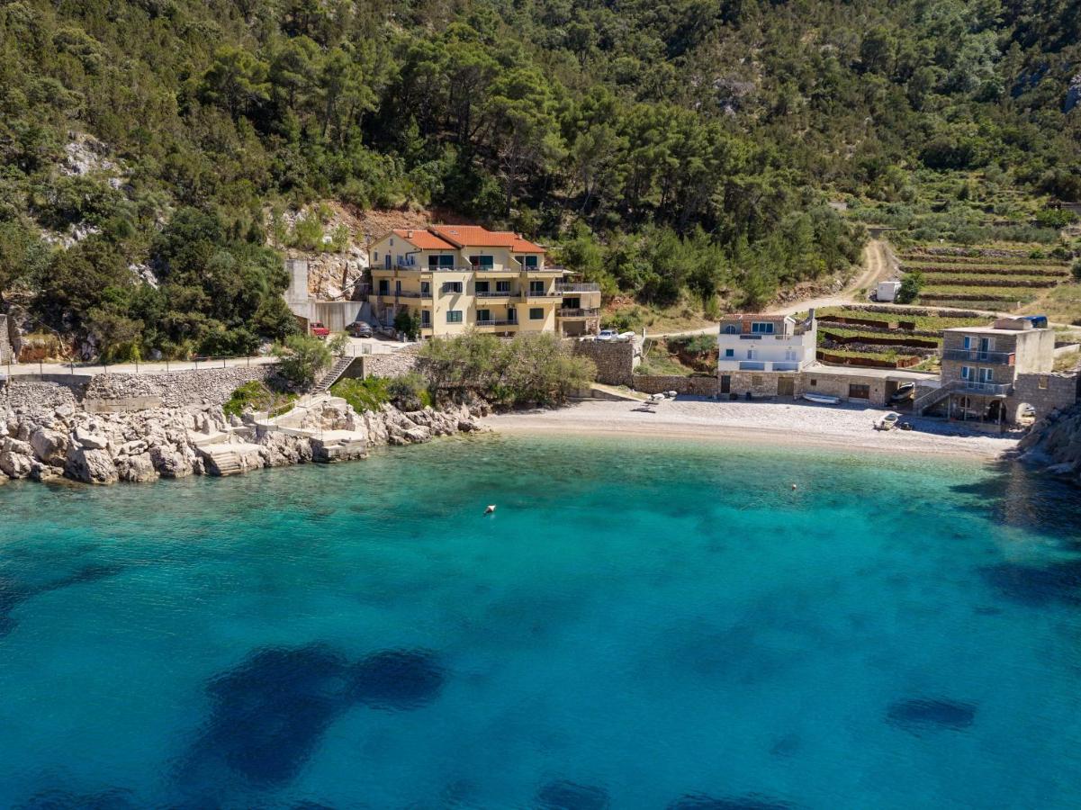 Apartments by the sea Cove Mala Pogorila, Hvar - 27650 - B&B Bogomolje