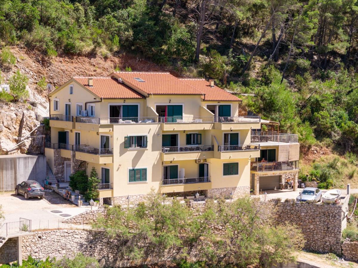 Apartments by the sea Cove Mala Pogorila, Hvar - 27650 - B&B Bogomolje