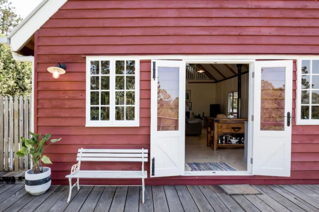 Little Red Barn in the Noosa Hinterland - Bed and Breakfast Tinonee