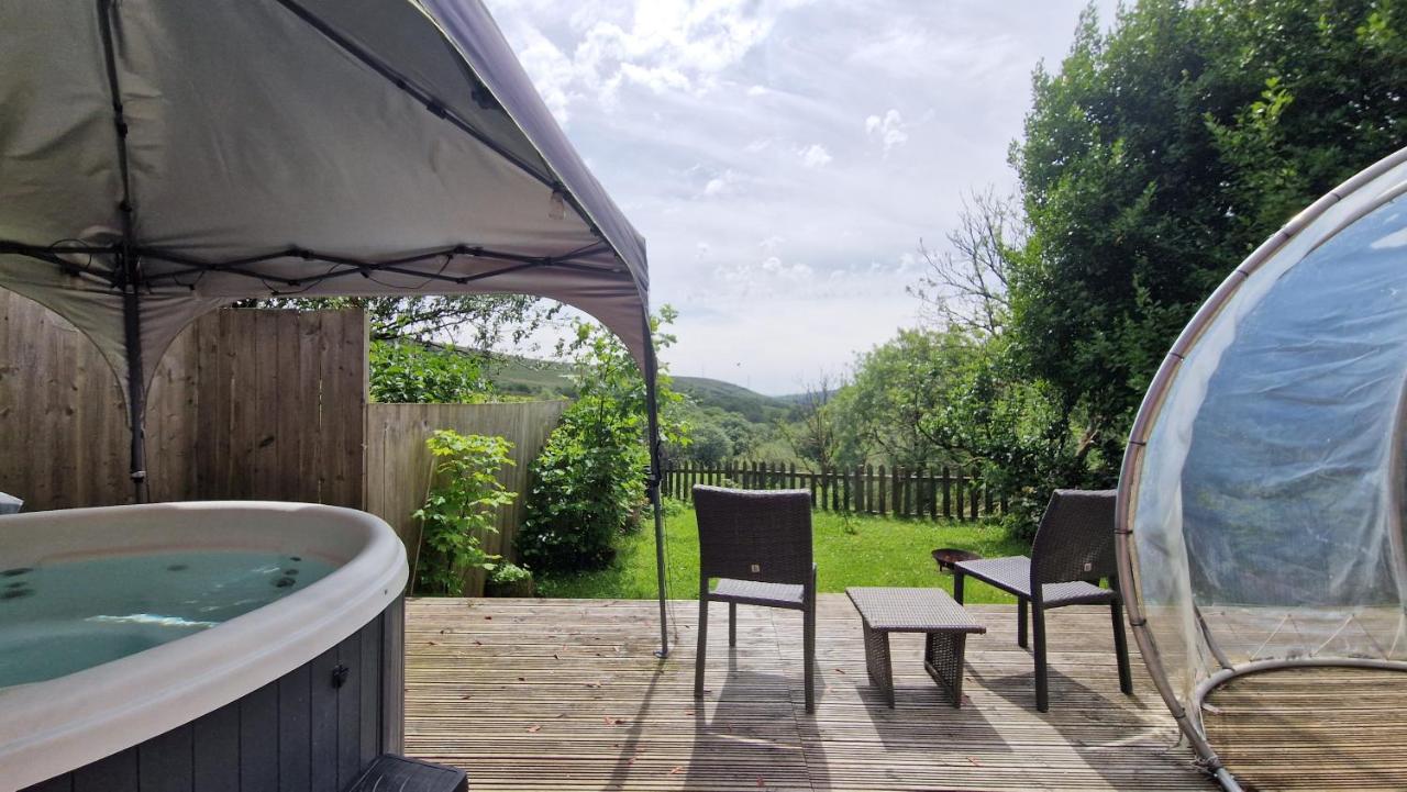 The Nook - Farm Park Stay with Hot Tub & Dome - Chambres d'hôtes Swansea