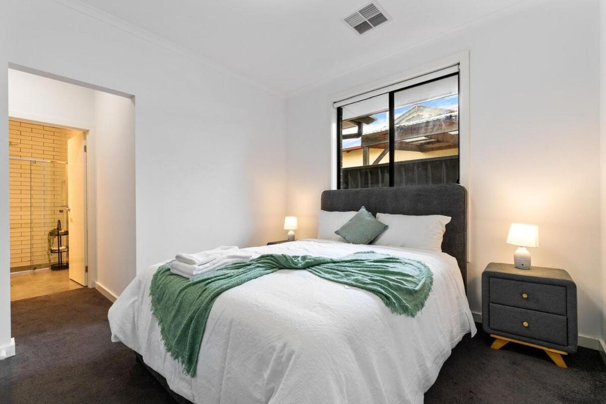 Modern 3 bedroom home Near AIRPORT &CBD - Bed and Breakfast Gascoyne Junction