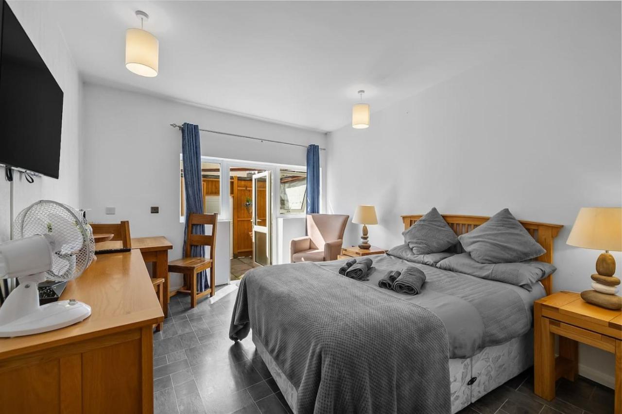 Private quiet ground-floor apartment and courtyard - B&B Plymouth