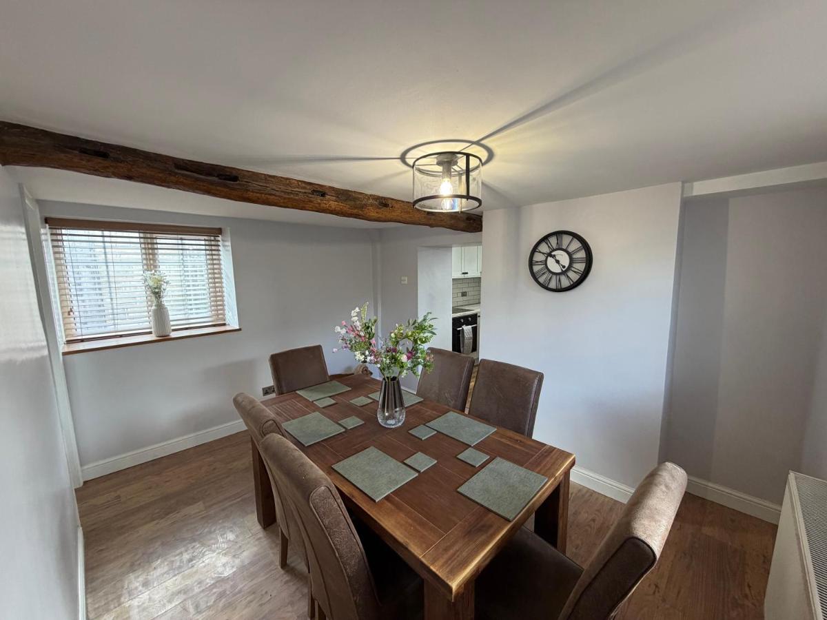 3 bed detatched cottage with onsite parking - B&B Rotherham