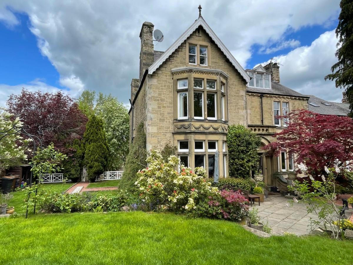Substantial Victorian home with walled gardens - B&B Hexham