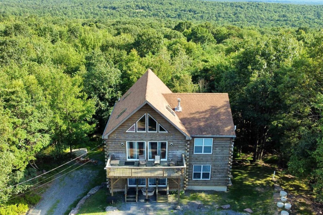 Pocono 6BR, Game Room, Hot Tub, Private Community Lake and Beach Access - Chambres d'hôtes Blakeslee