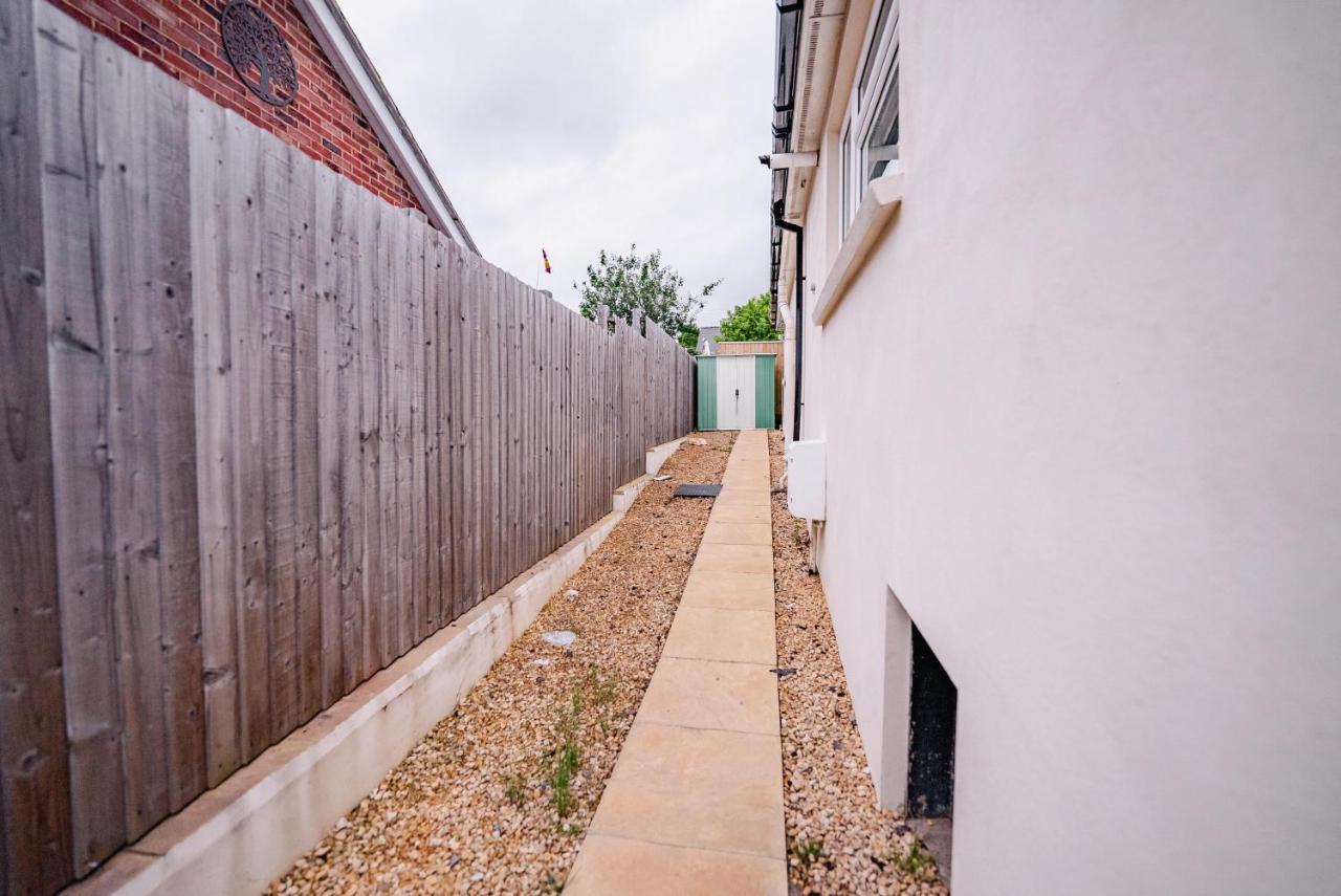 3BR Holiday-Home Bungalow with Free Parking, Large Garden & Fast WiFi - Ferienwohnung Wilton