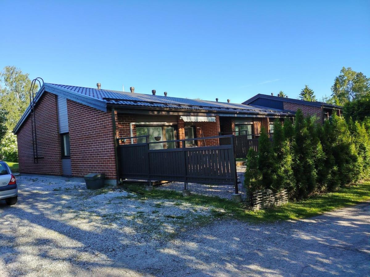 Modern and cozy end of terrace house with sauna and terrace - Chambres d'hôtes Laitila