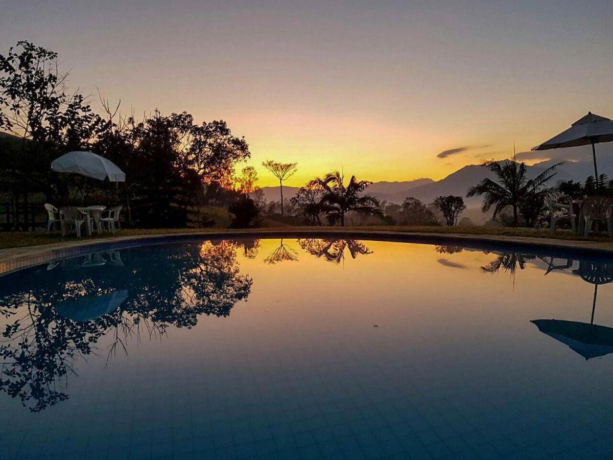 Chalé espaçoso c/ lareira, sauna e piscina. - B&B Passa Quatro
