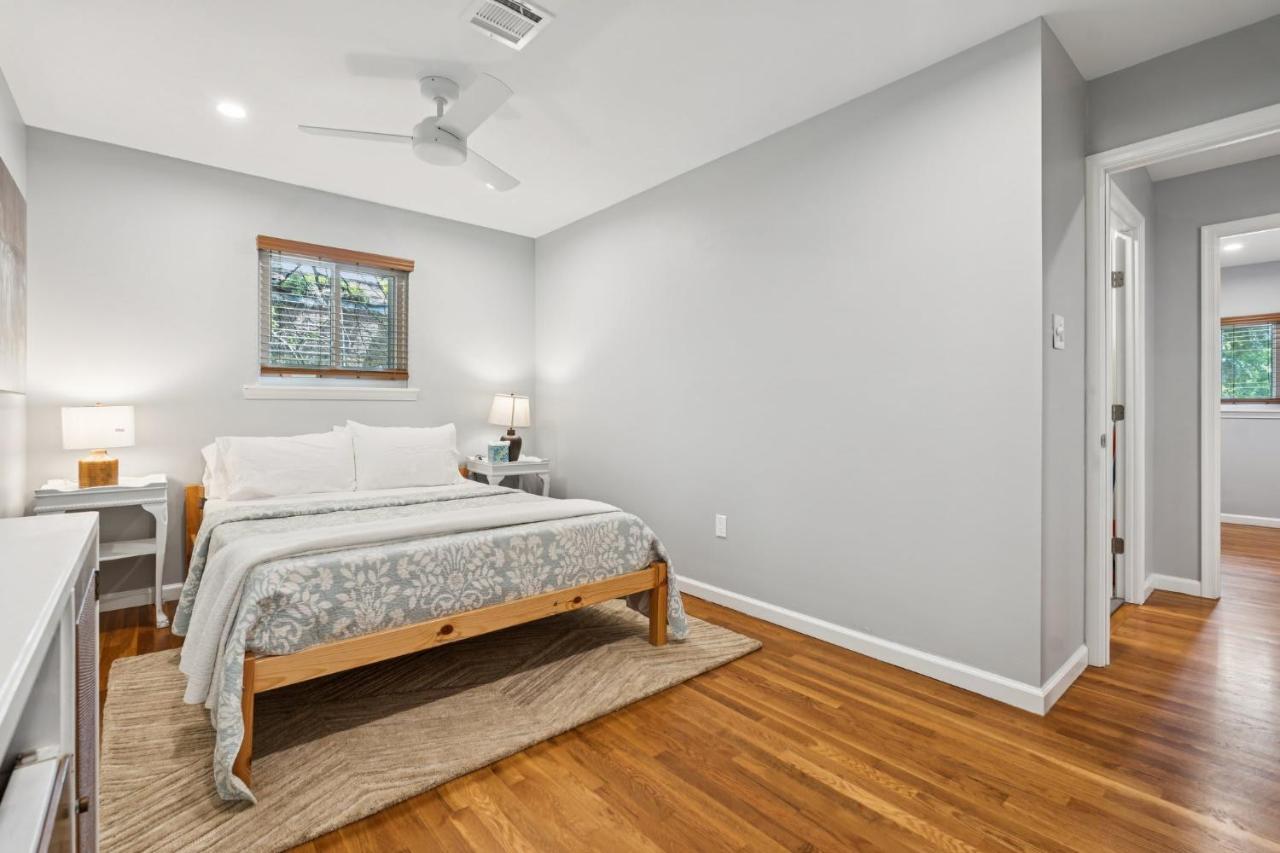 Waterfront Pool Dock & Sleeps 12 - B&B Pasadena