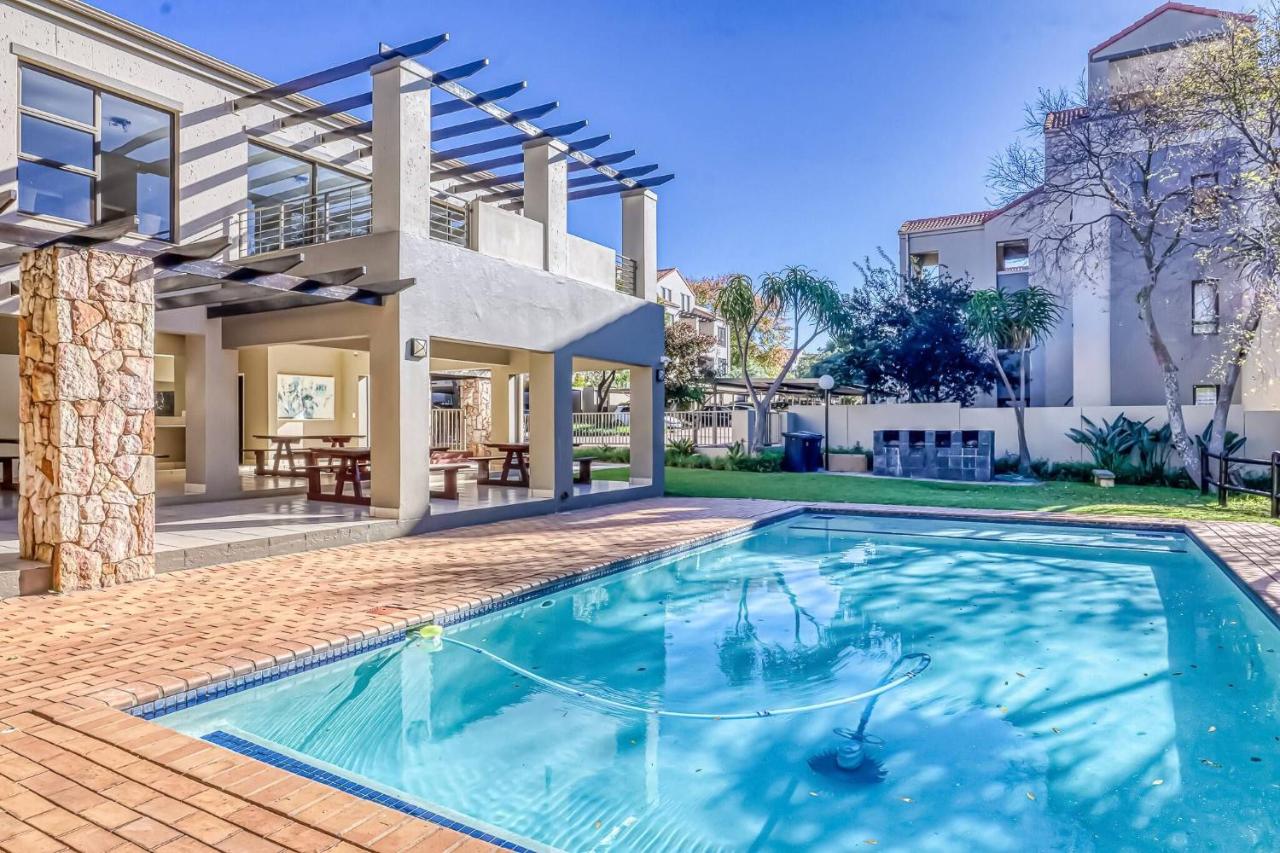 Cozy Studio Apartment in Paulshof, Sandton - Perfect for Extended Stays - Chambres d'hôtes Centane