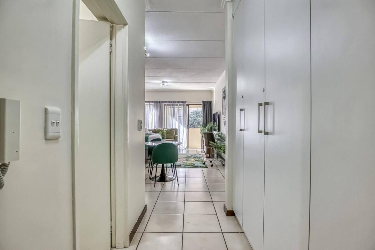 Cozy Studio Apartment in Paulshof, Sandton - Perfect for Extended Stays - Chambres d'hôtes Centane