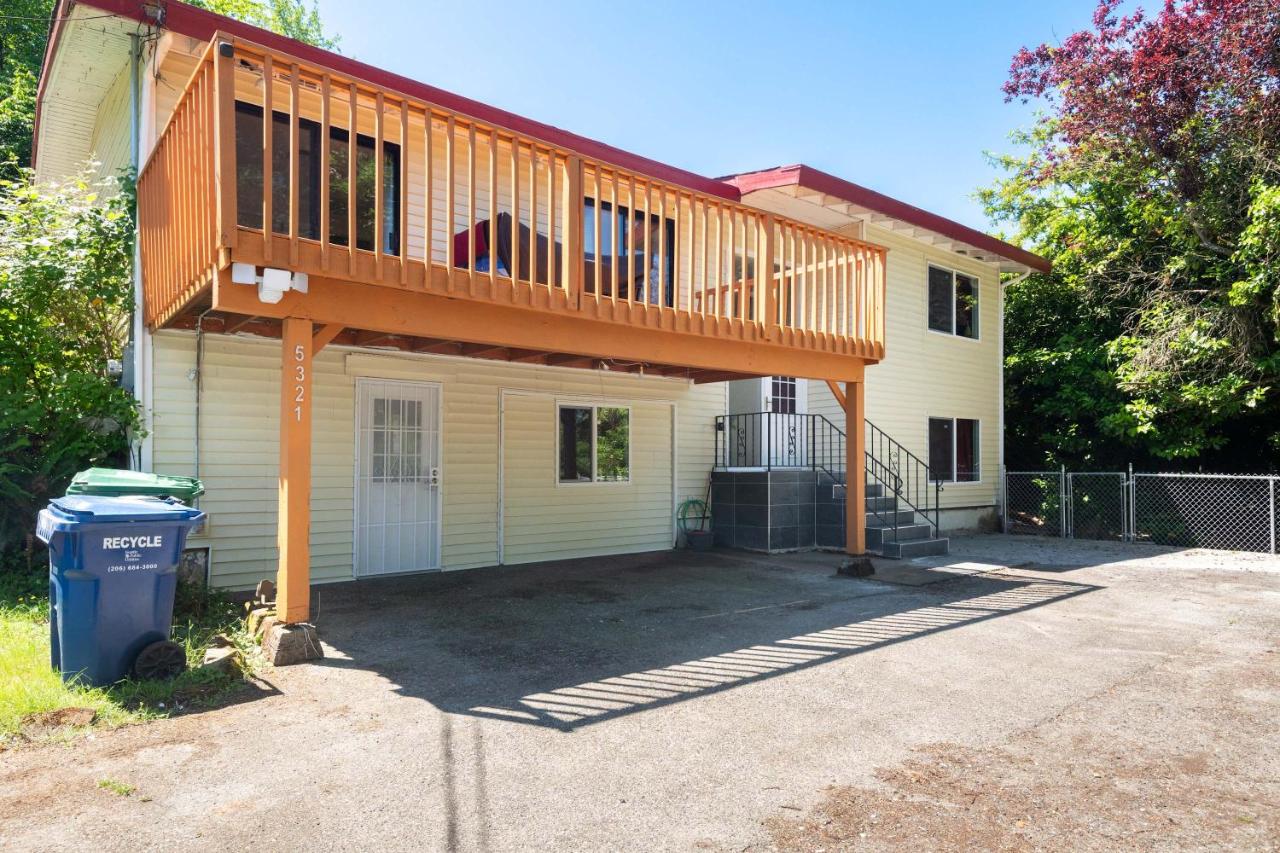 Seattle Hillside Escape with Decks & Scenic Views - B&B Seattle