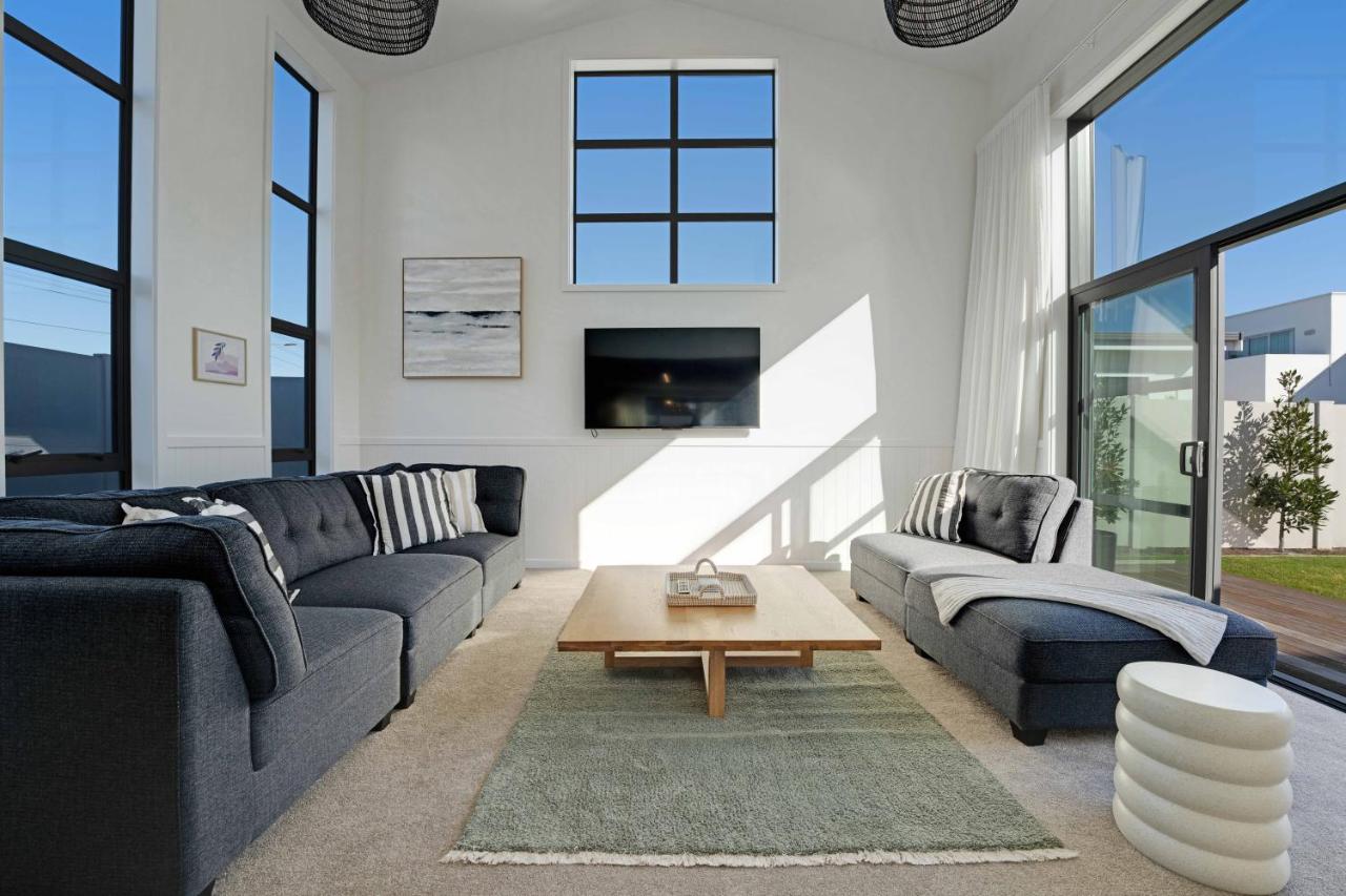 Premium Home with Sauna & Parking - Steps to Beach - B&B Mount Maunganui