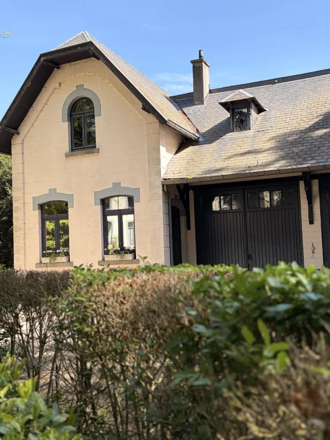 Conciergerie du Chateau Red Daisies et son parc - B&B Hannut