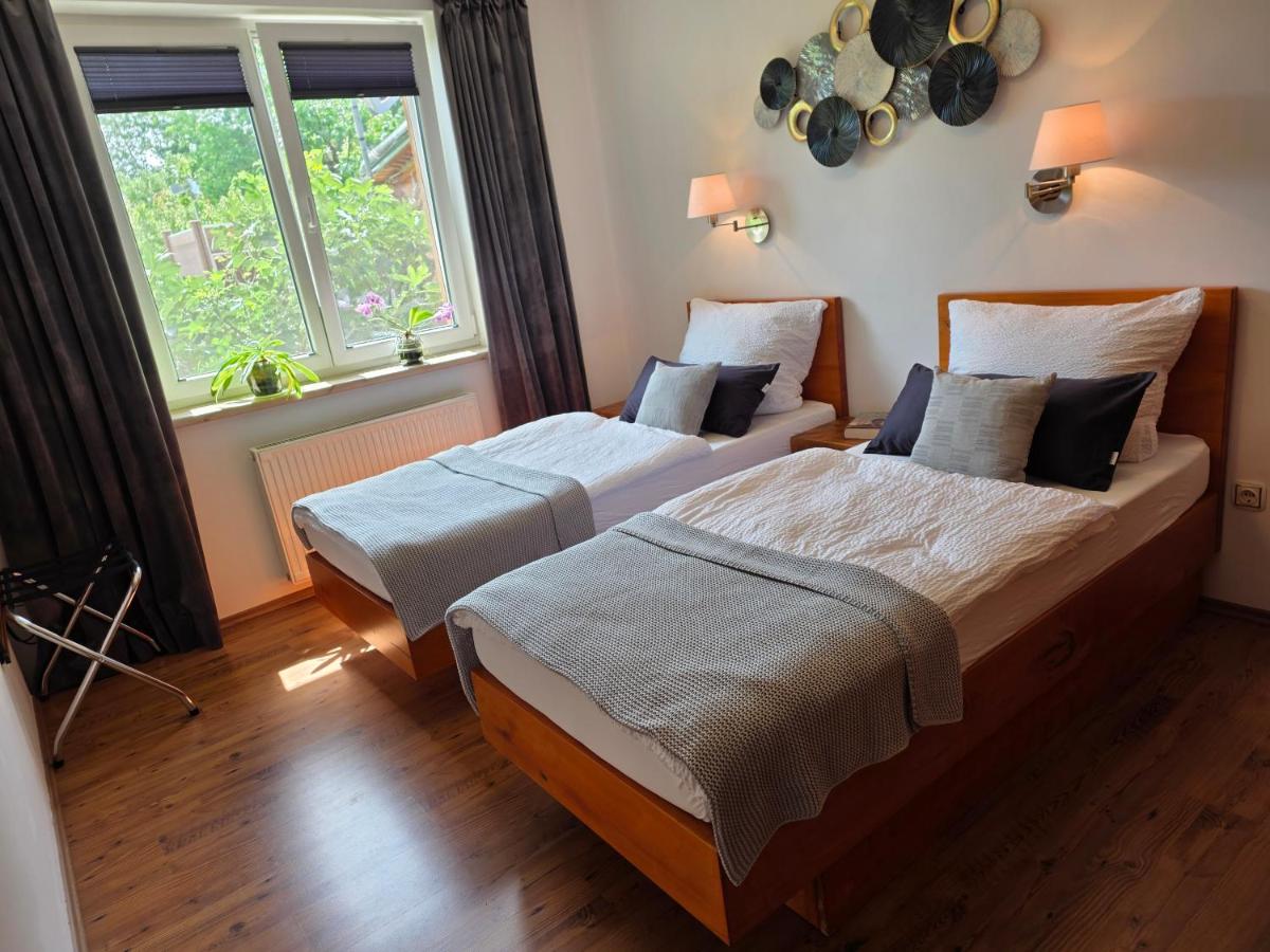 Tweepersoonskamer met 1 of 2 Bedden en Uitzicht op de Tuin