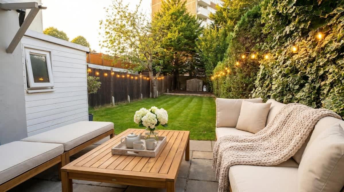 Dream Brentwood Garden Home for 10 by Liz Line - Chambres d'hôtes Wormley