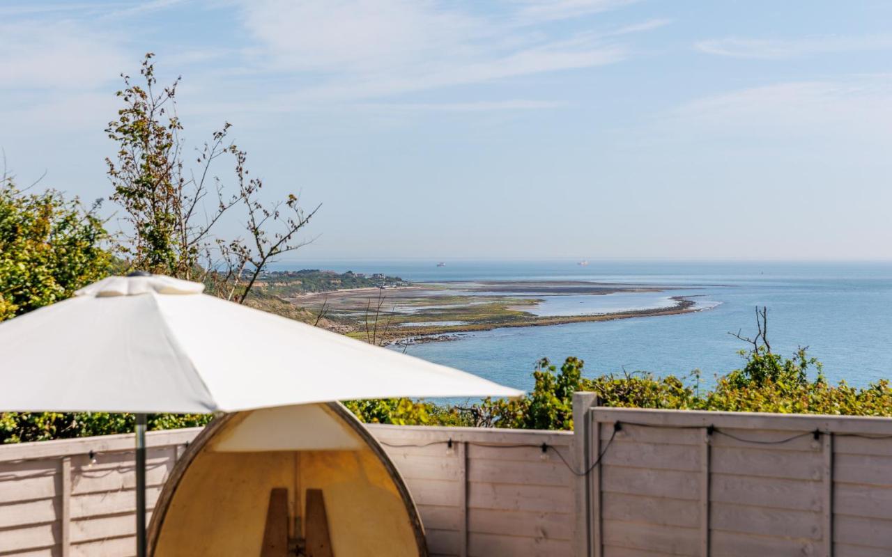 Red Cedars with private Hot tub - B&B Bembridge
