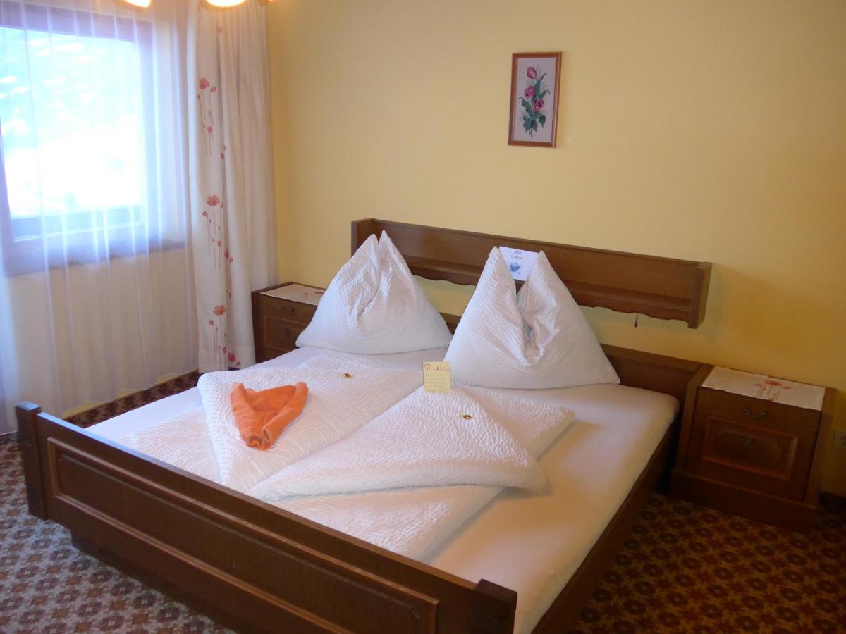 Doppelzimmer mit Gemeinschafts-WC und Balkon