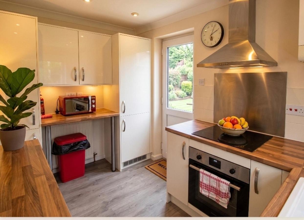 3 Bed House - Garden & Parking - Quiet Cul De Sac - B&B Doncaster