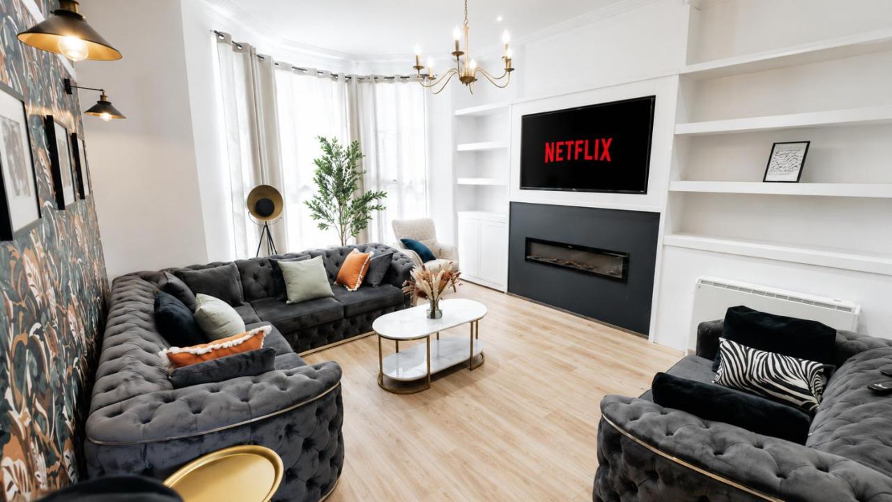 Spacious 5BR Blackpool Home, Cinema Room, Families Welcome, Sleeps 10 - B&B Blackpool