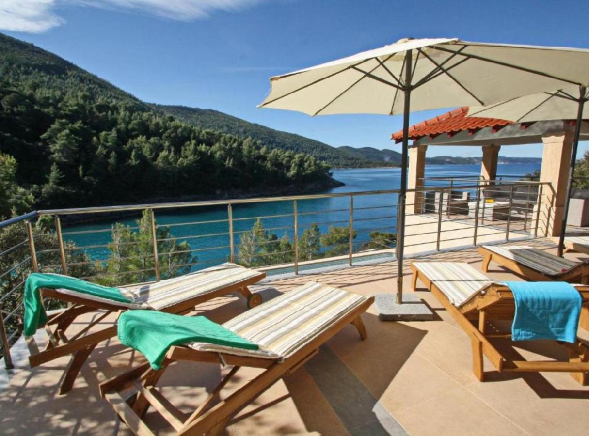 Beachfront Luxury Villa with Private Pool and Stunning Sea Views - Bed and Breakfast Korčula