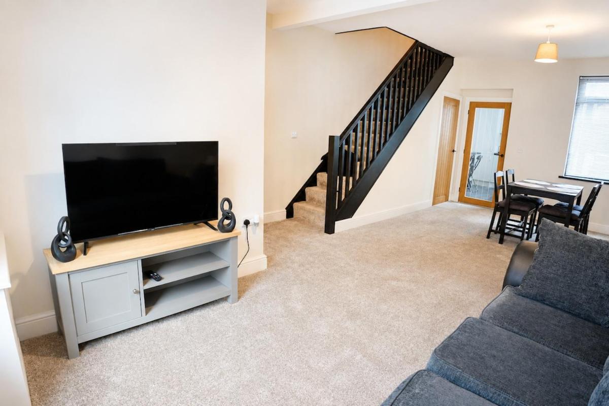3BR Modern Contractor Stay with TVs & Wi-Fi - Bed and Breakfast Swansea