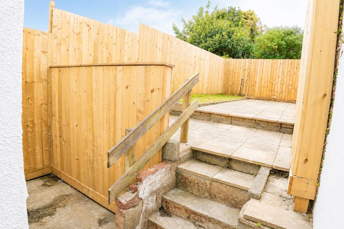 3BR Modern Contractor Stay with TVs & Wi-Fi - Bed and Breakfast Swansea
