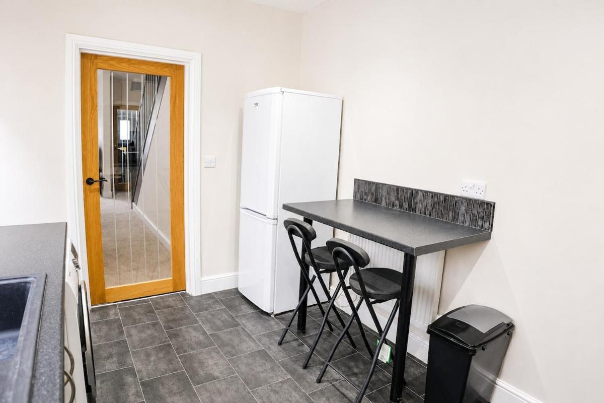 3BR Modern Contractor Stay with TVs & Wi-Fi - Bed and Breakfast Swansea