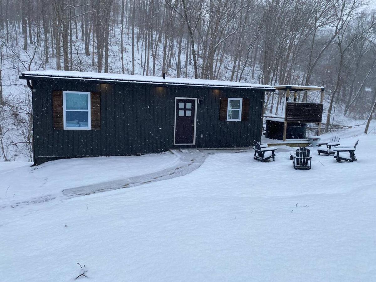 The Outpost-2 bed bungalow w/Hot Tub - Bed and Breakfast Loudonville
