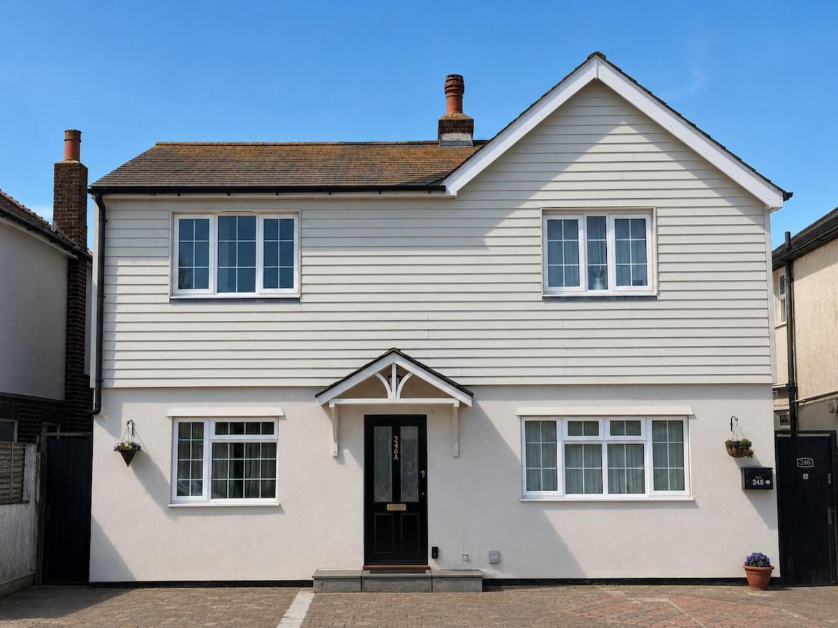 Charming 3 bed house at The Oyster Retreat, Tankerton, Whitstable and 200m from beach - Chambres d'hôtes Whitstable