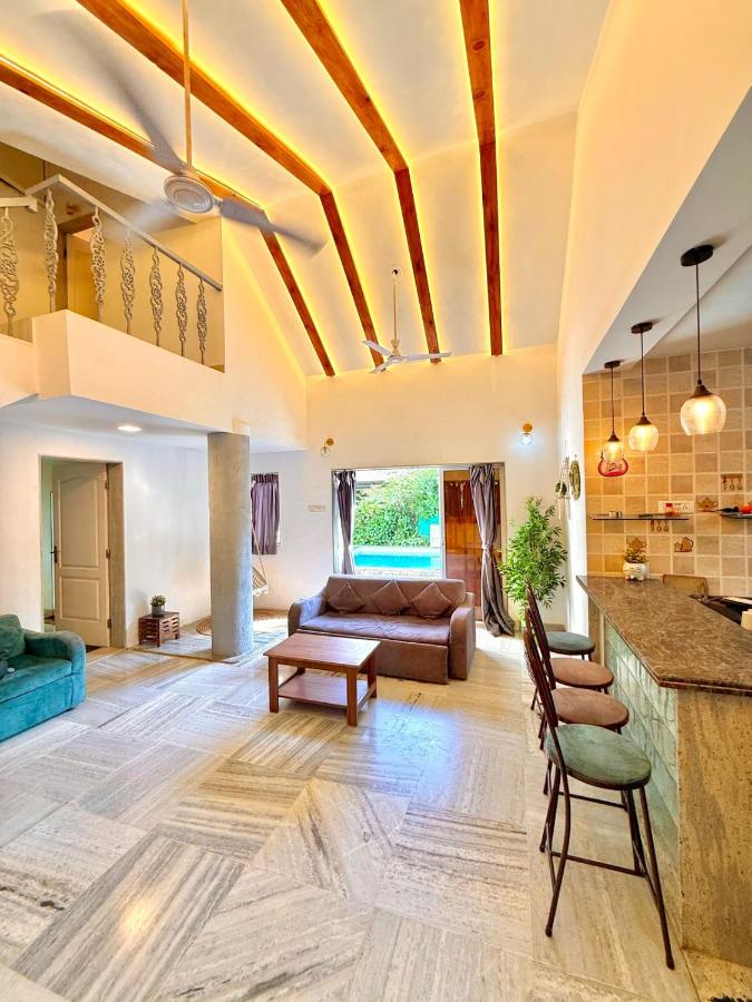 Aashiayana Villa - The Dream Stays ll Big Pvt Pool ll 3 Ac rooms ll Wi-fi - Chambres d'hôtes Lonavla