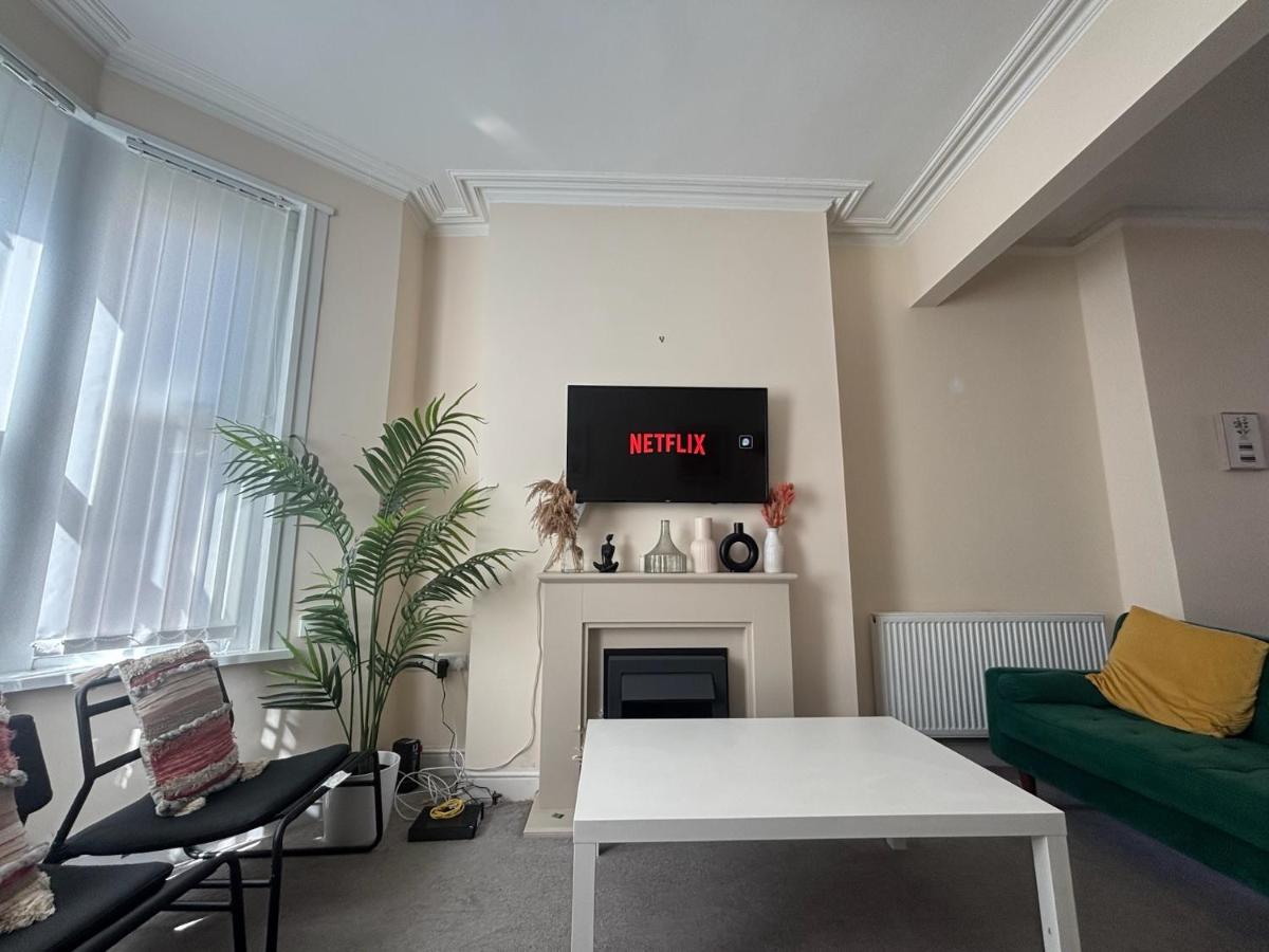 Family Hot Tub Retreat with pool table and garden - B&B Cardiff