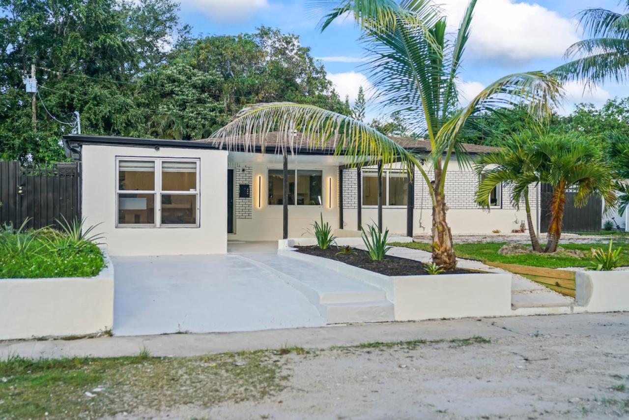 Resort-Style Miami Home Pool Sauna & Jaccuzi - Bed and Breakfast North Miami