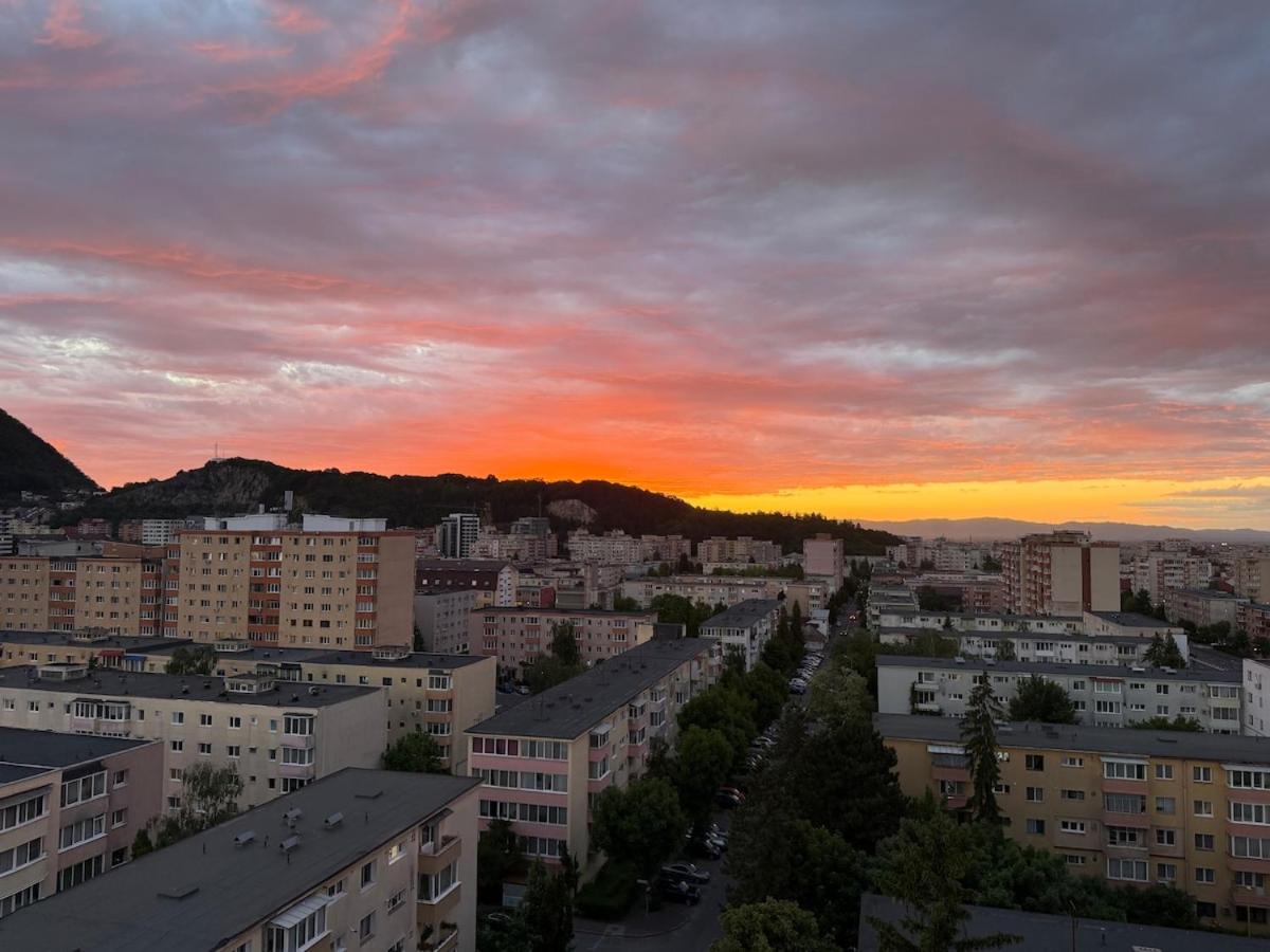 Cu Tâmpa la fereastră - Spacious Apartment with Mountain View & 2 Free Parking Spaces - Chambres d'hôtes Braşov