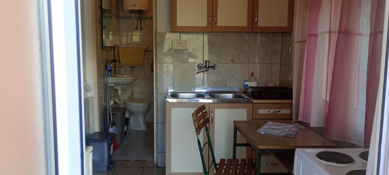 Apartman Laura 3 - Bed and Breakfast Kamenari
