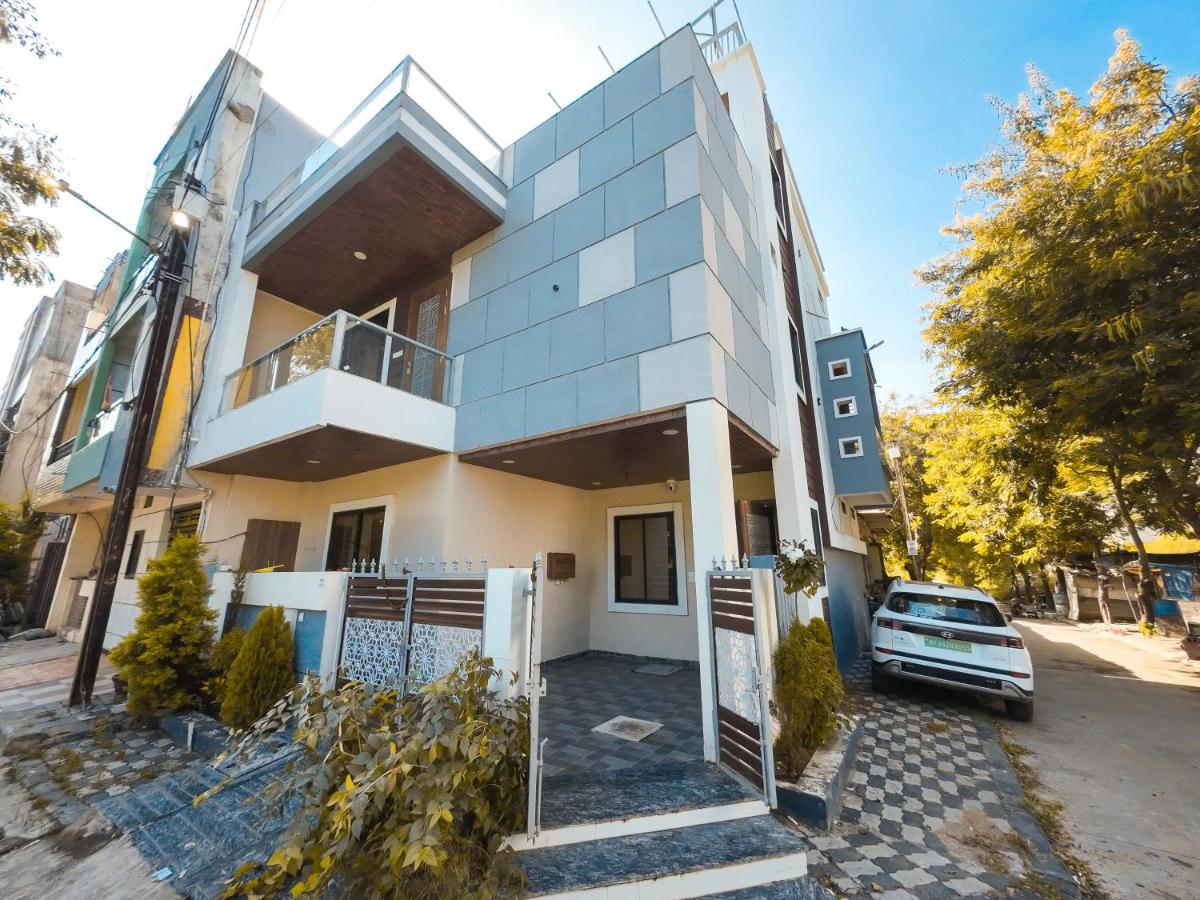Villa Vista - Luxury 3BHK Villa with Penthouse & Private Bathtub - Chambres d'hôtes Indore