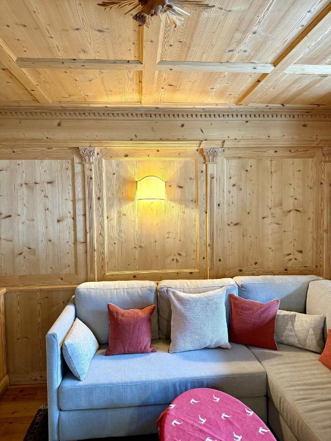 Luxury Chalet at the Foot of the Dolomites by the Castle - Chambres d'hôtes La Villa