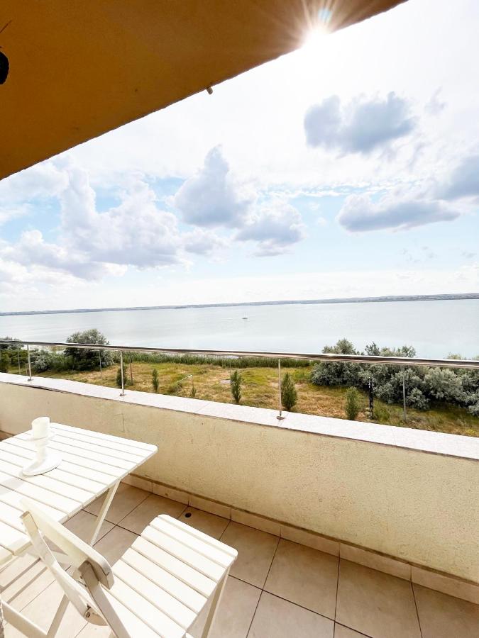 Apartment with Lake View