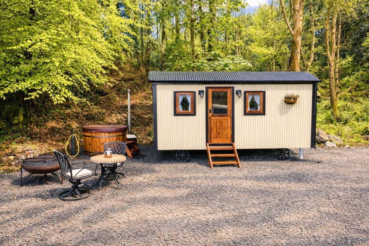 Shepherds Hut with Hot Tub in The Heart of Snowdonia - Chambres d'hôtes Dolgellau