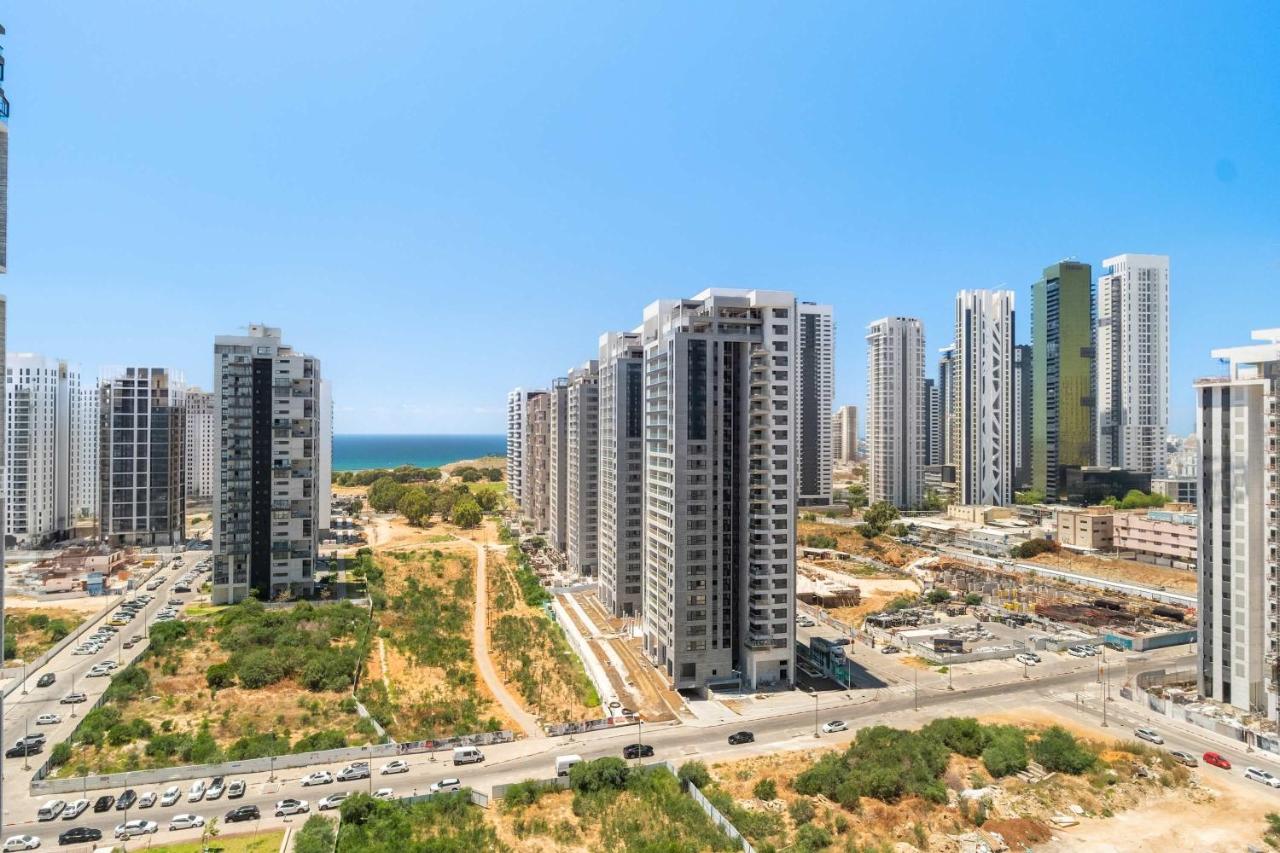 Coastal 4BR Apt l Balcony & Mamad -Bldg Renovation - B&B Bat Yam