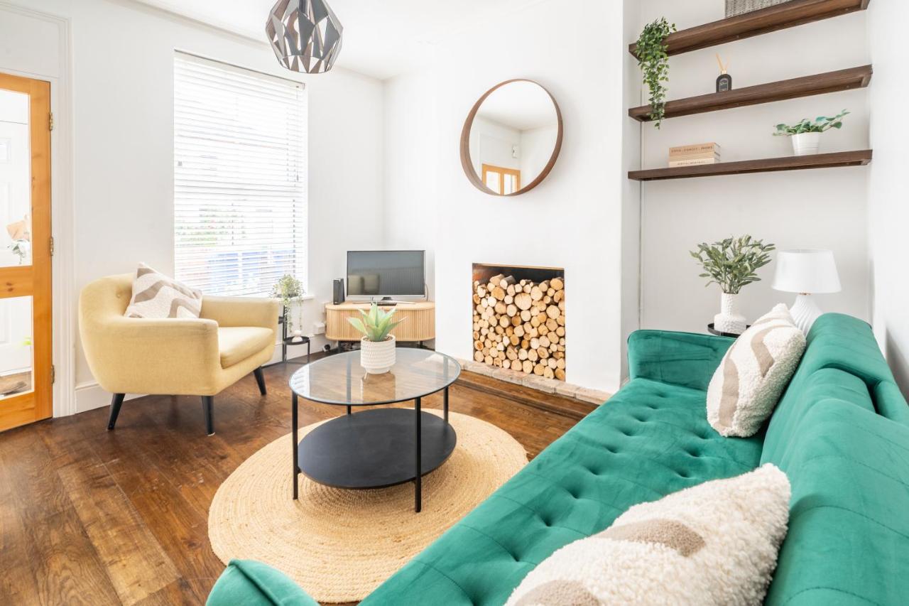 Swift Host - 2 Bedroom House - Stylish - Parking - Football Ground - Chambres d'hôtes Norwich