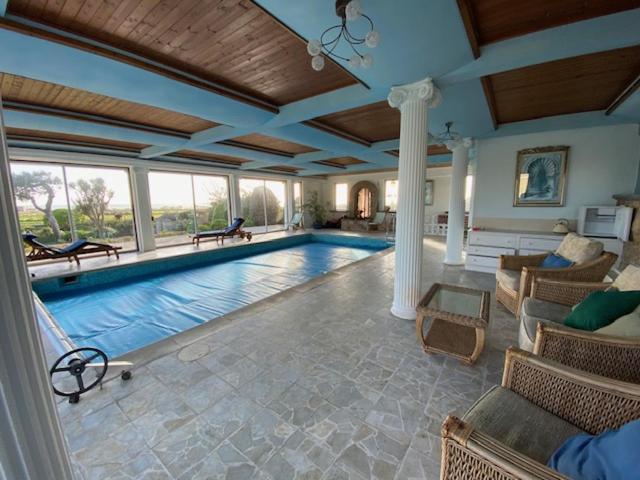 Coastal family home, sea views, indoor pool - Ferienwohnung Staines-upon-Thames