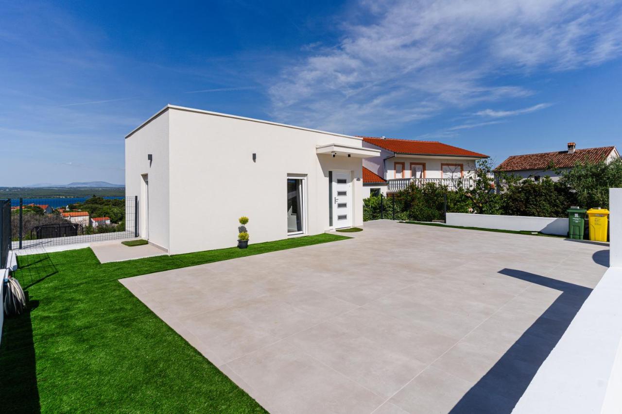 Vacation home Labudica near Šibenik, 3 sobe - Chambres d'hôtes Raslina
