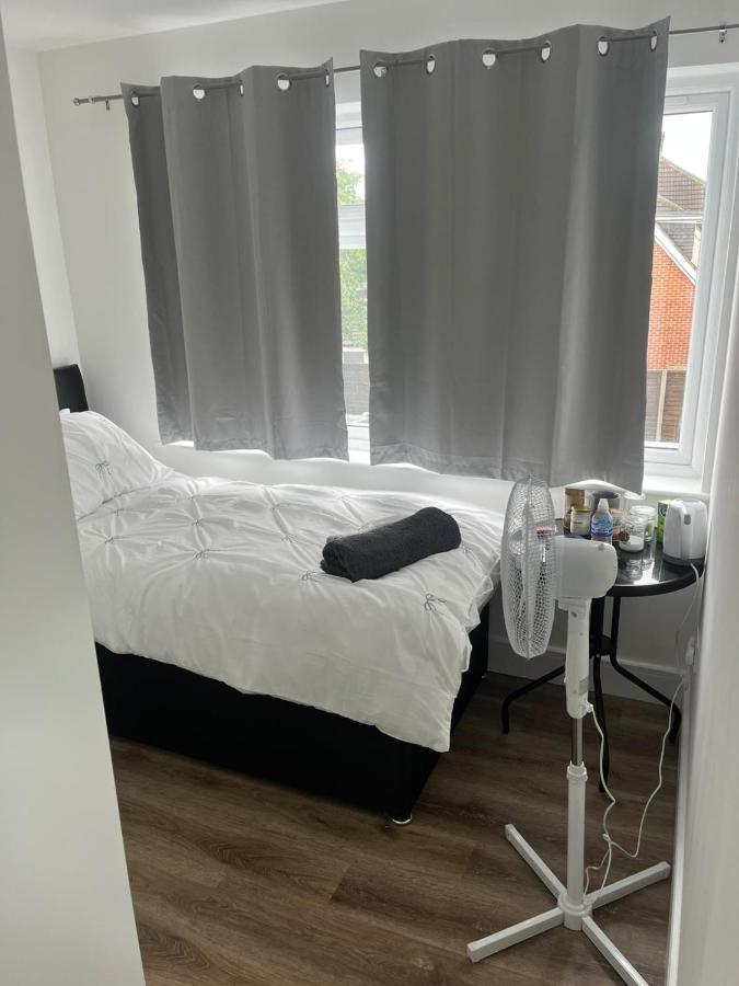 Hayes-Heathrow - Modern Single En-Suite Bedroom in Shared House - B&B Hayes