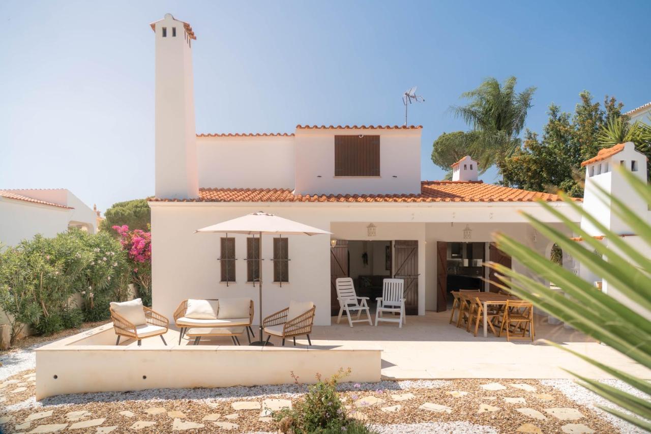 Charming 4Bdr Villa near Aquashow by Lovelystay - B&B Quarteira