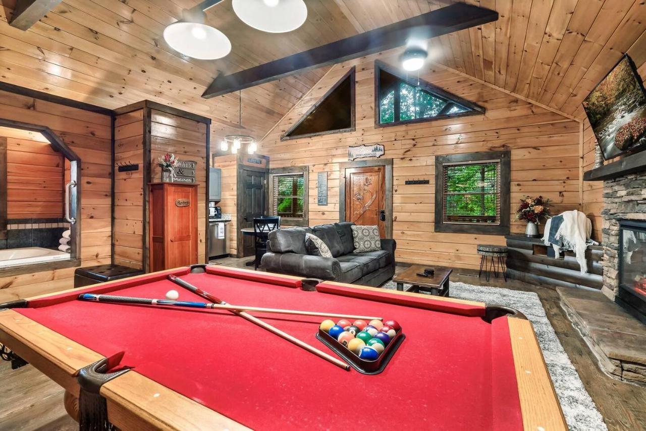 Cute Couples Cabin with Hot Tub Theater Fire Pit - Chambres d'hôtes Sevierville