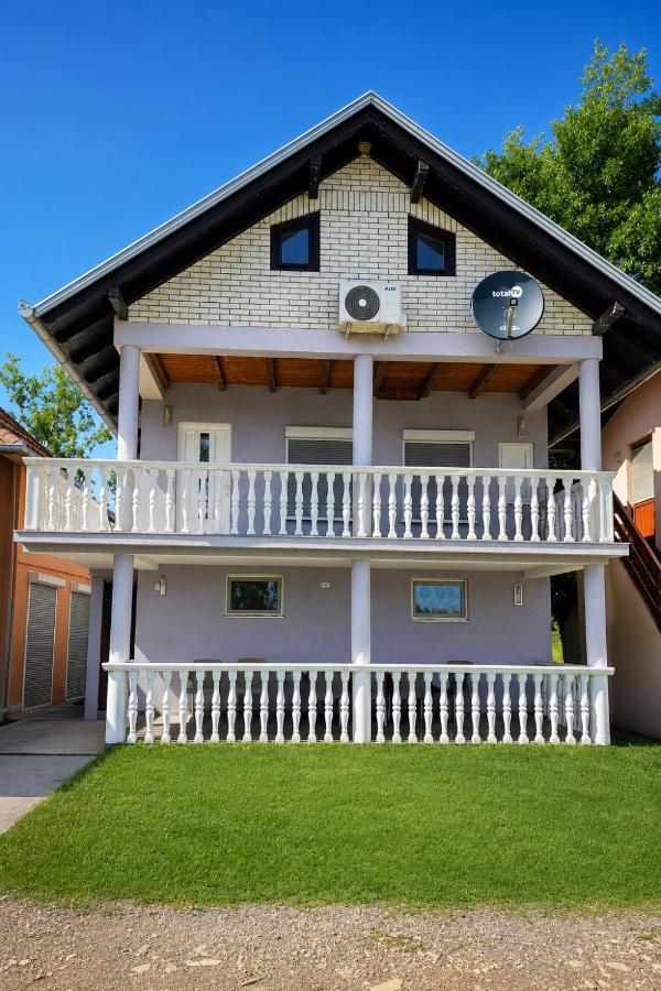 Danube Panorama House - River View, Jacuzzi & Nature - B&B Čelarevo
