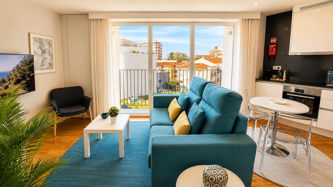 Elegant 1BR Free Parking Near Metro and Dom Luis I - Chambres d'hôtes Vila Nova de Gaia