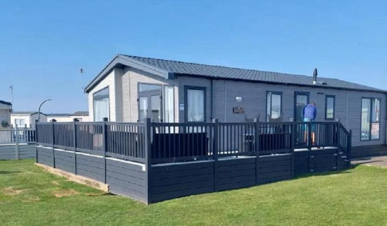 Stunning 7 Berth Lodge With Full-Wrap Decking, Heacham Beach, Norfolk Ref 21039F - B&B Heacham